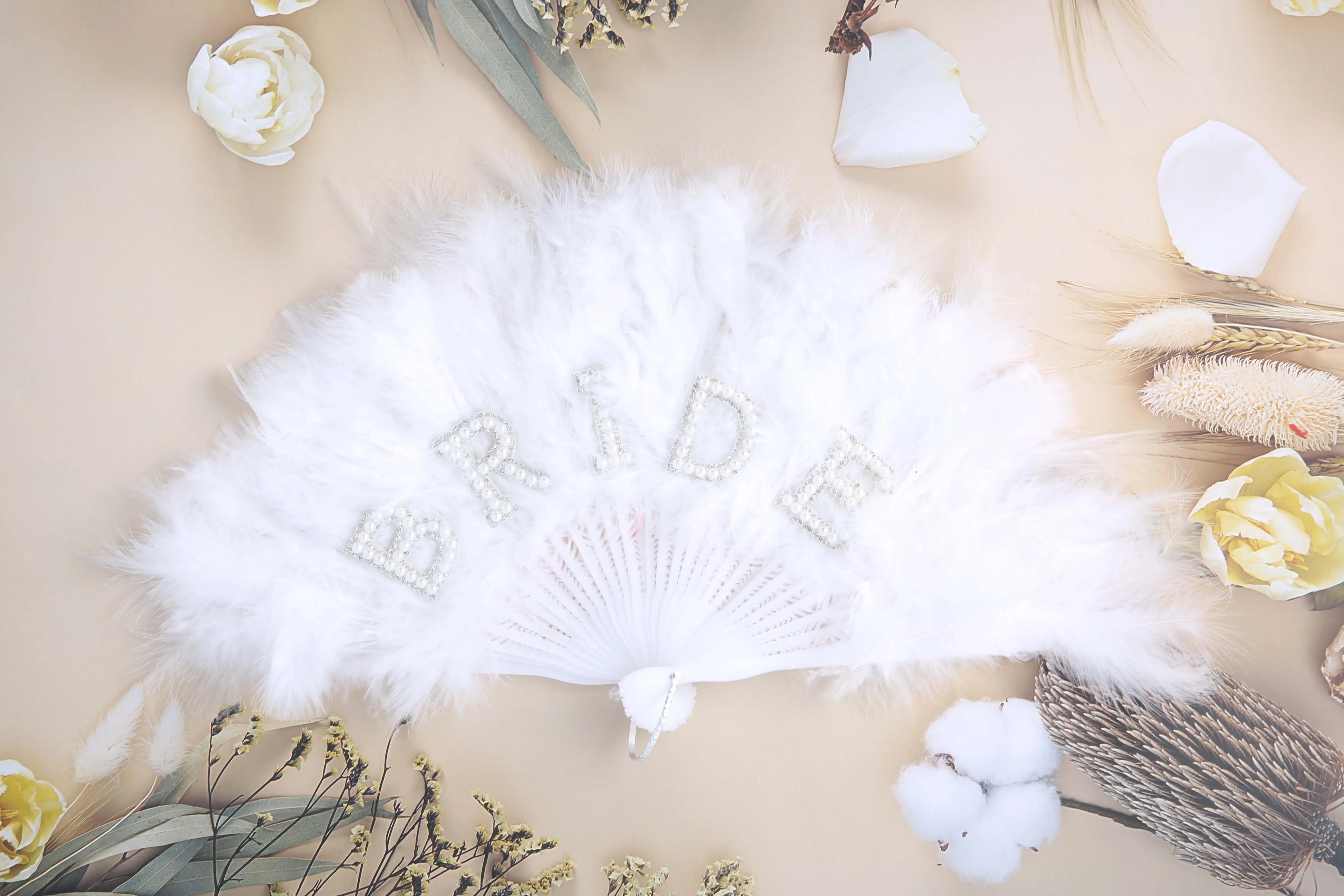 Elegant Bride Pearl Feather Fan Dazzling Hand held Bridal Accessory Wedding Decoration Single Women Party Supplies